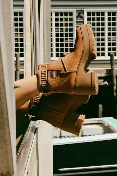 UGG Women's Moxy Chelsea Boot