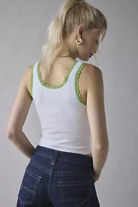 Lace Trim Graphic Scoop Neck Cropped Tank Top