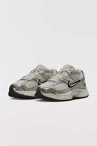 Nike Women's V5 RNR Sneaker
