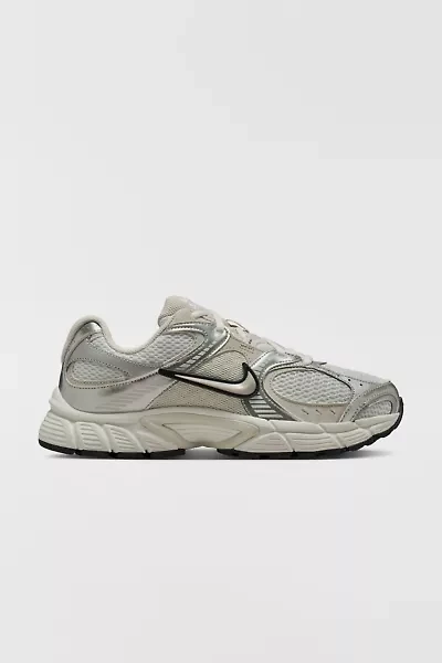 Nike Women's V5 RNR Sneaker