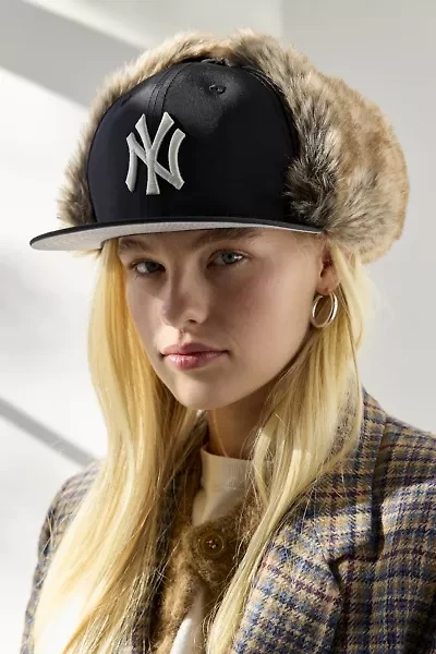 New Era MLB New York Yankees Logo Trapper Hat