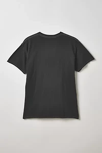 Modelo Logo Graphic Tee
