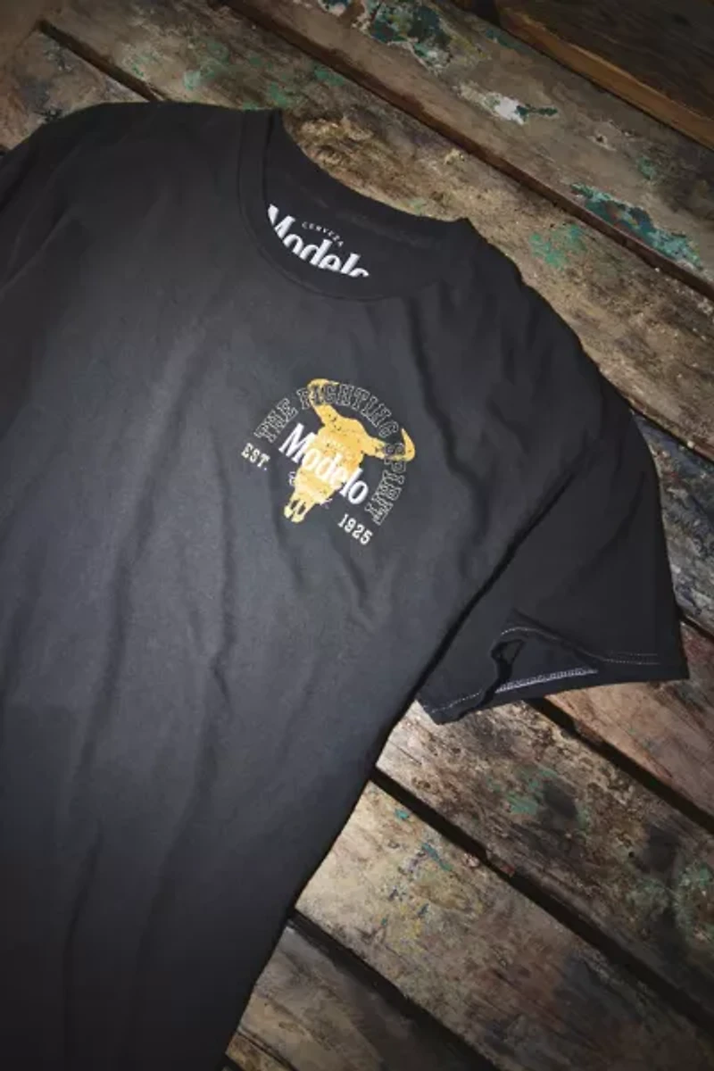 Modelo Logo Graphic Tee