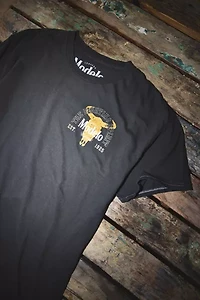 Modelo Logo Graphic Tee