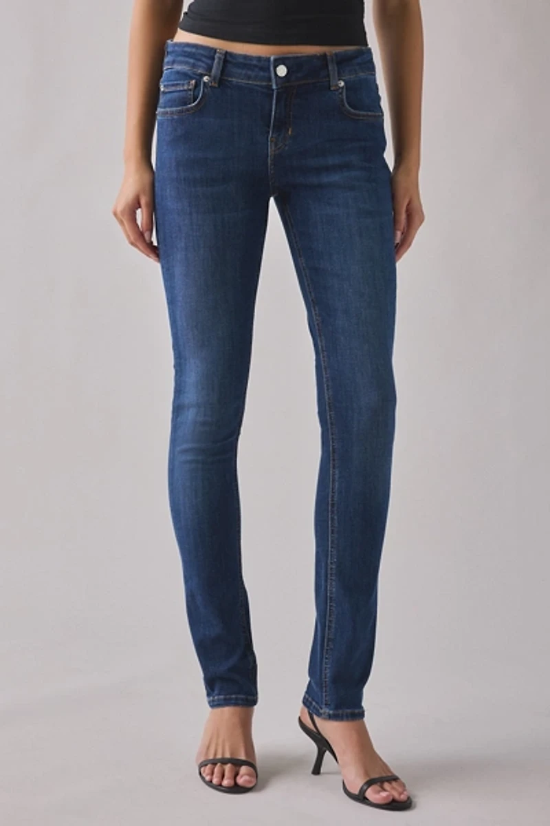 BDG Skylar Low-Rise Skinny Jean