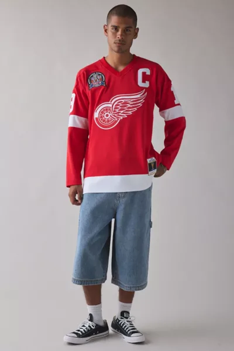Mitchell & Ness NHL Detroit Red Wings Steve Yzerman 1996-97 Hockey Jersey