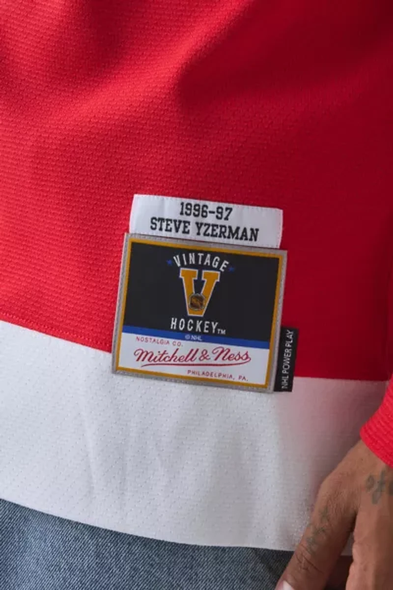 Mitchell & Ness NHL Detroit Red Wings Steve Yzerman 1996-97 Hockey Jersey