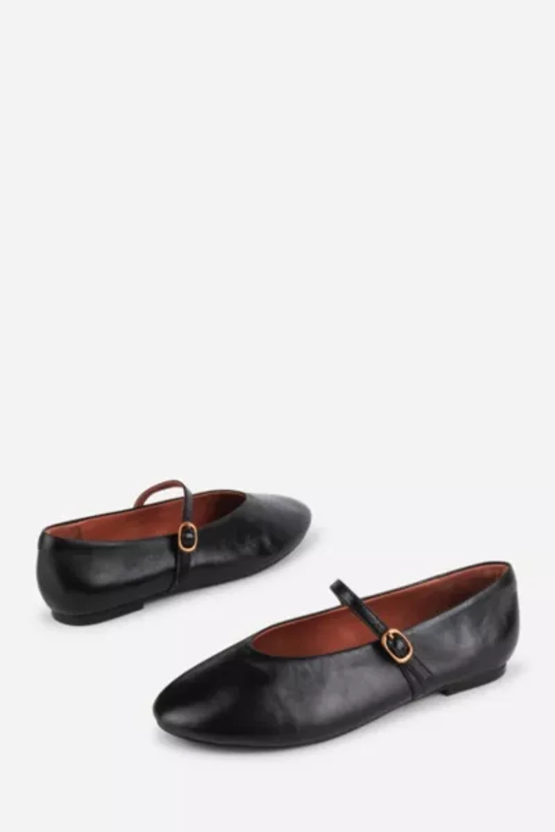 Intentionally Blank Larisa Flat