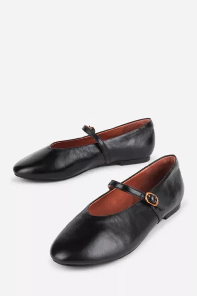 Intentionally Blank Larisa Flat