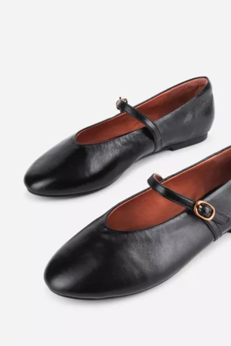 Intentionally Blank Larisa Flat