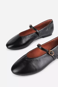 Intentionally Blank Larisa Flat