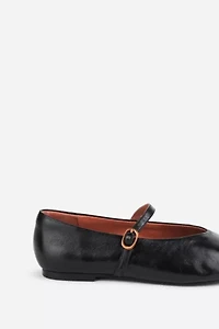 Intentionally Blank Larisa Flat