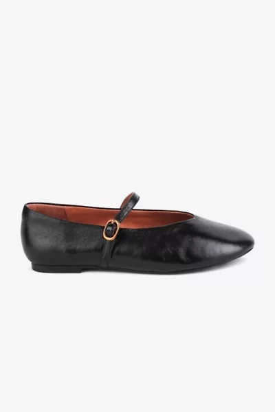 Intentionally Blank Larisa Flat