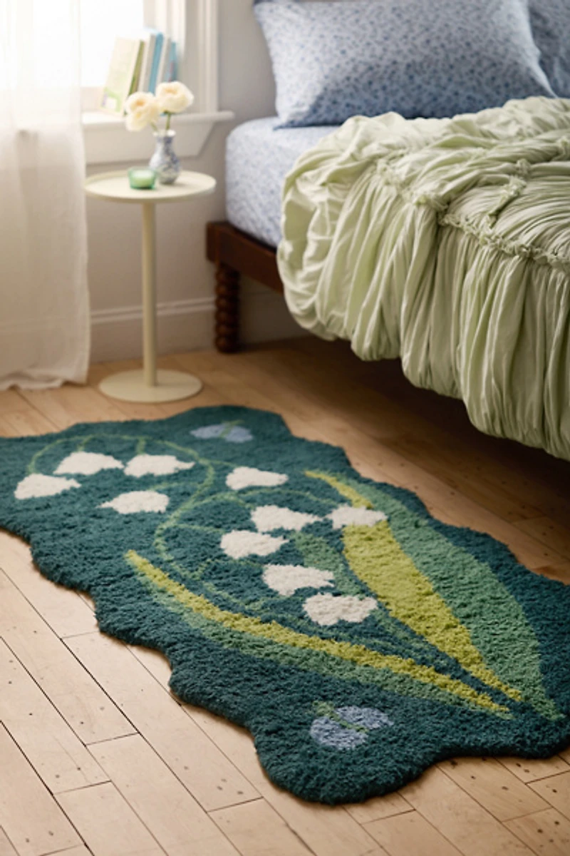 Lily Of The Valley Scalloped Tufted Rug