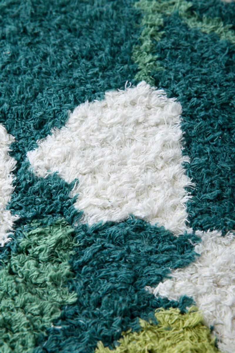 Lily Of The Valley Scalloped Tufted Rug