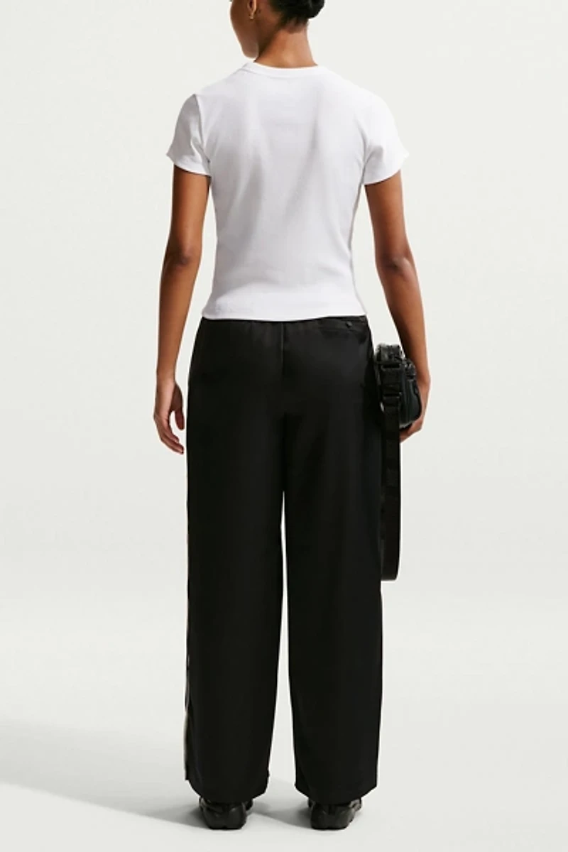 Nike Sportswear Just Do It Graphic Slim Mod-Cropped Tee