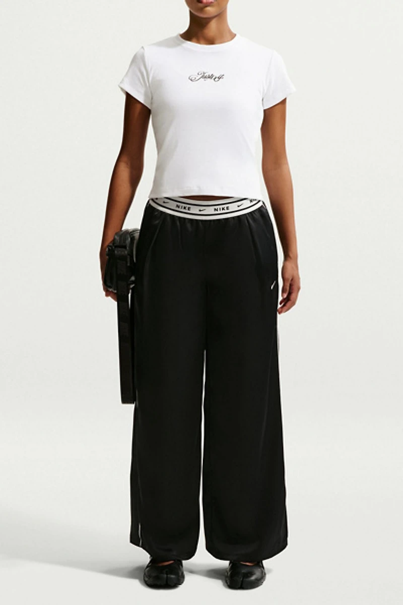 Nike Sportswear Just Do It Graphic Slim Mod-Cropped Tee