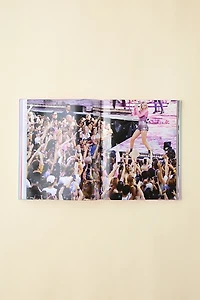 Taylor Swift Chronicles By Lindsey Smith