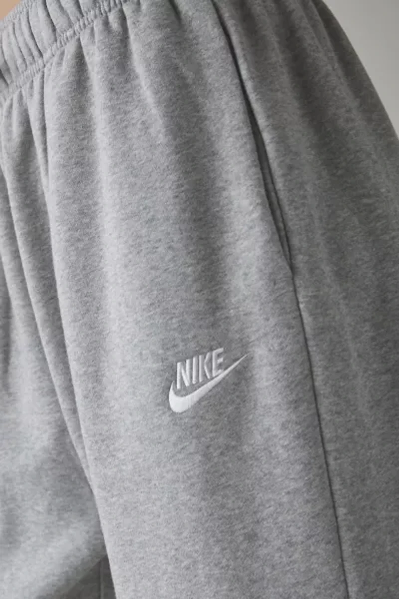 Nike Sportswear Club Fleece Mid-Rise Oversized Sweatpant