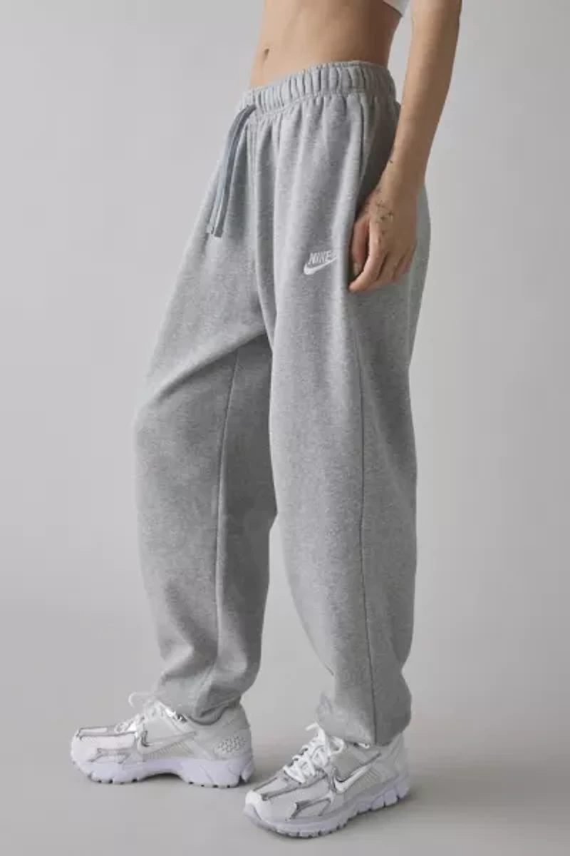 Nike Sportswear Club Fleece Mid-Rise Oversized Sweatpant