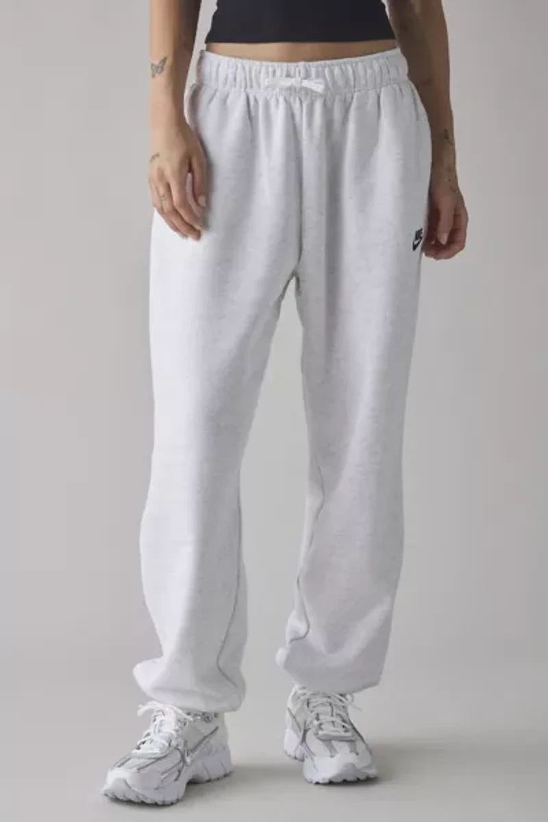 Nike Sportswear Club Fleece Mid-Rise Oversized Sweatpant