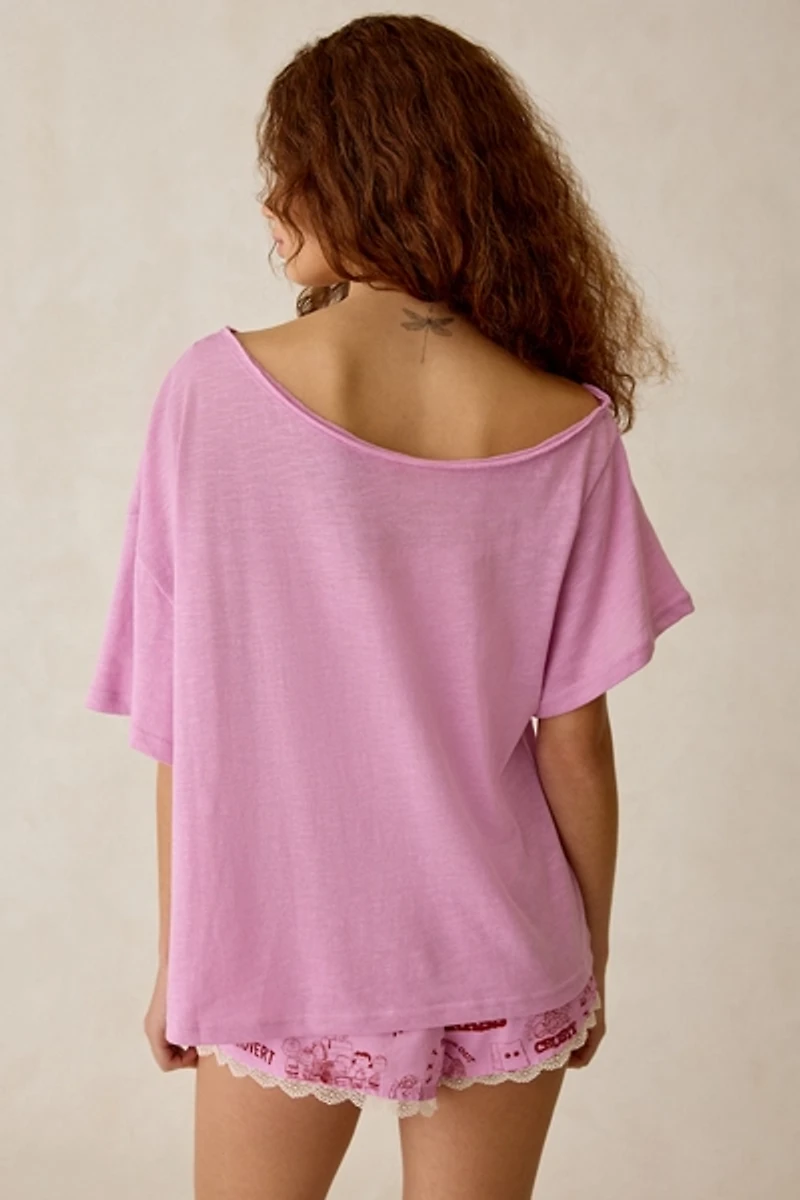 Peanuts UO Exclusive Courtney Graphic Off-The-Shoulder Oversized Tee