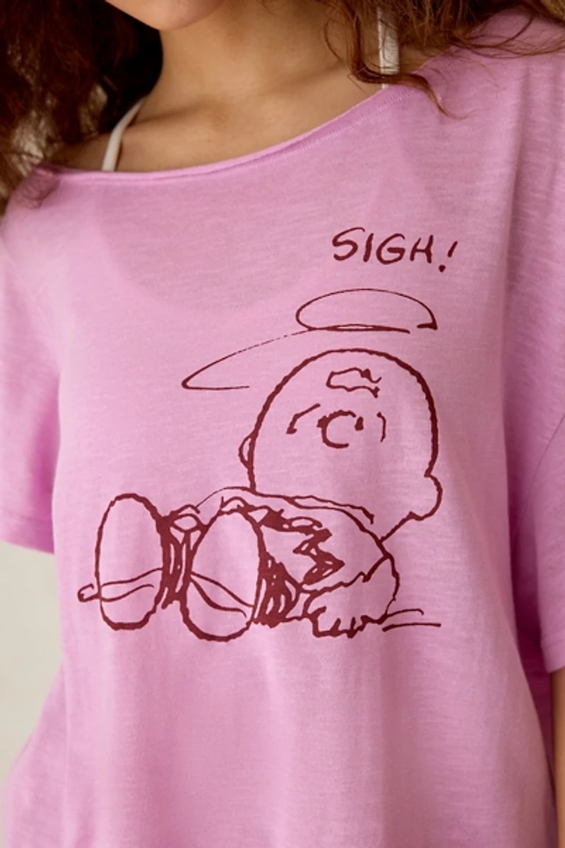Peanuts UO Exclusive Courtney Graphic Off-The-Shoulder Oversized Tee