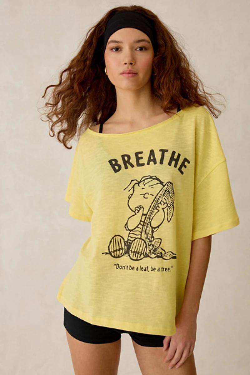 Peanuts UO Exclusive Courtney Graphic Off-The-Shoulder Oversized Tee