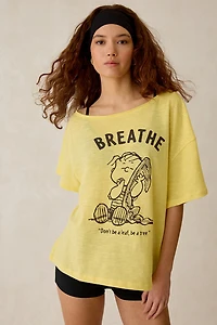 Peanuts UO Exclusive Courtney Graphic Off-The-Shoulder Oversized Tee
