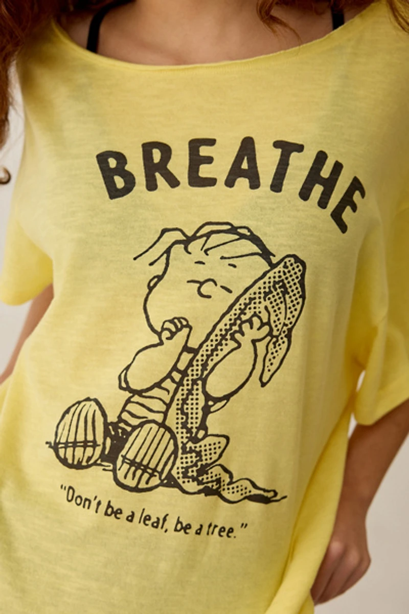 Peanuts UO Exclusive Courtney Graphic Off-The-Shoulder Oversized Tee