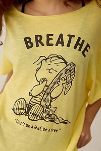 Peanuts UO Exclusive Courtney Graphic Off-The-Shoulder Oversized Tee