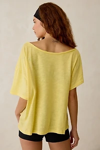 Peanuts UO Exclusive Courtney Graphic Off-The-Shoulder Oversized Tee