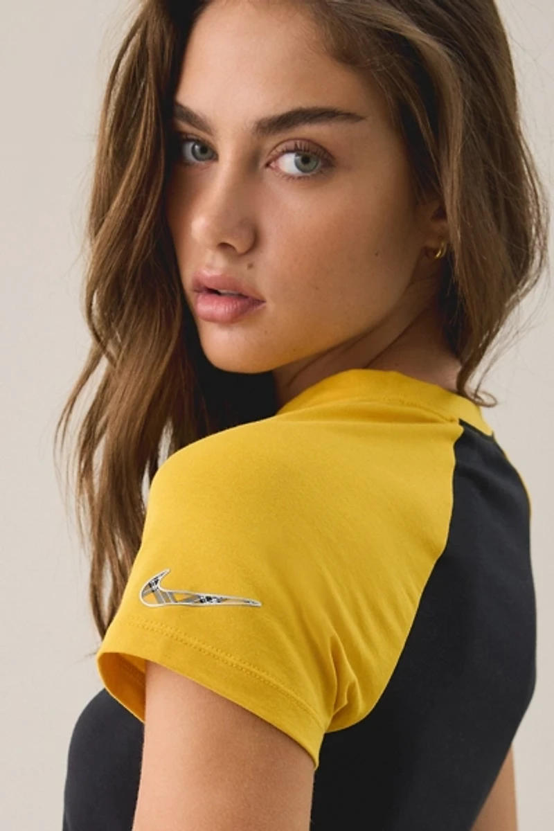 Nike Sportswear Chill Knit Graphic Raglan Cropped Tee