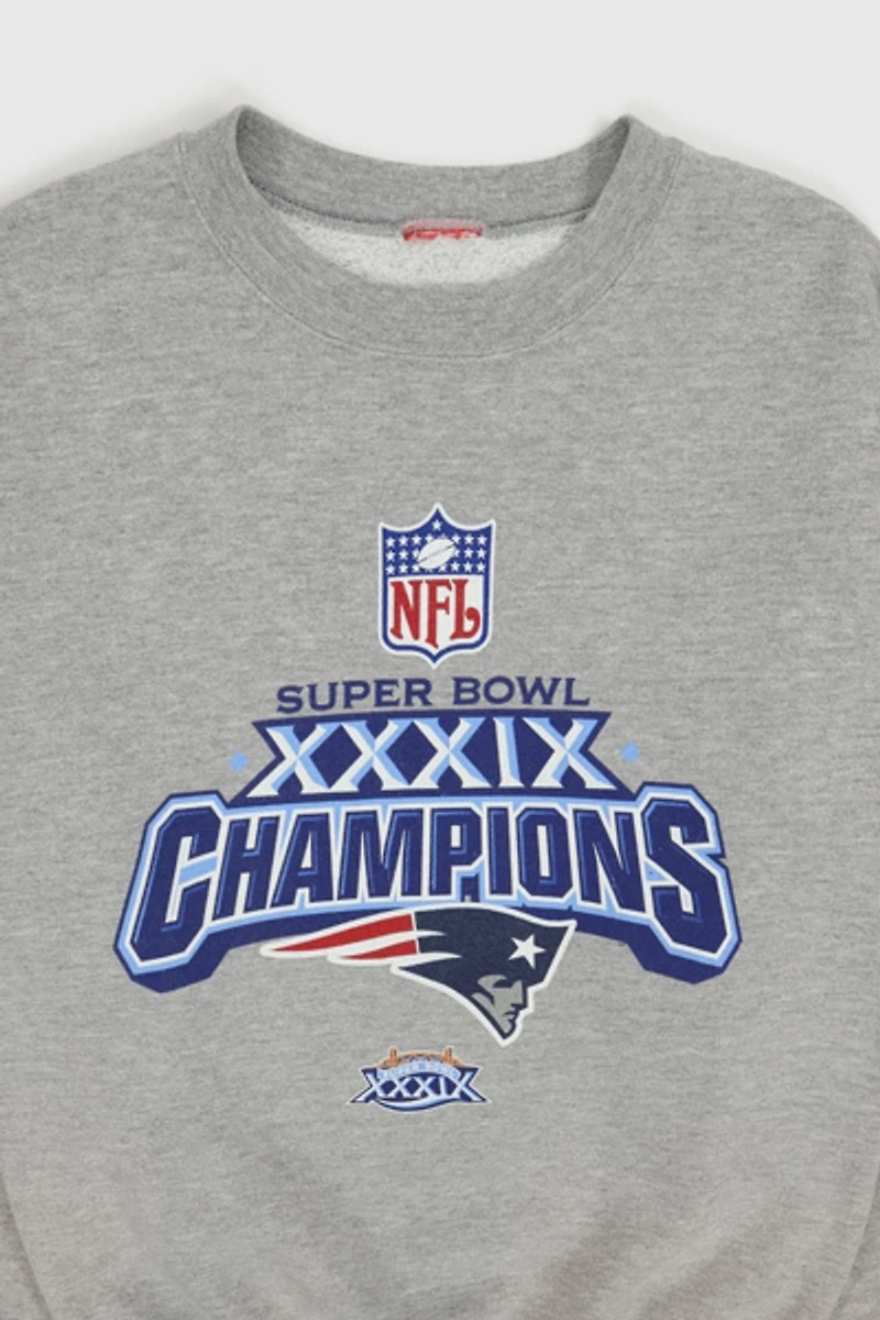 Vintage New England Patriots Super Bowl XXXIX Champions Football Crewneck