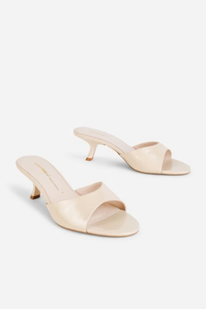 Intentionally Blank Given Mule Heel