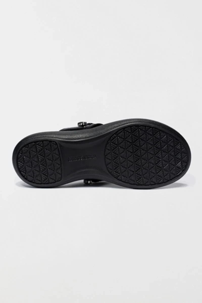 Minnetonka Silverthorne 360 Thong Sandals
