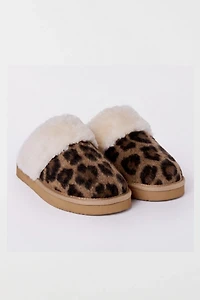 Minnetonka Chesney Leopard Print Suede Faux Fur Lined Scuff Slippers