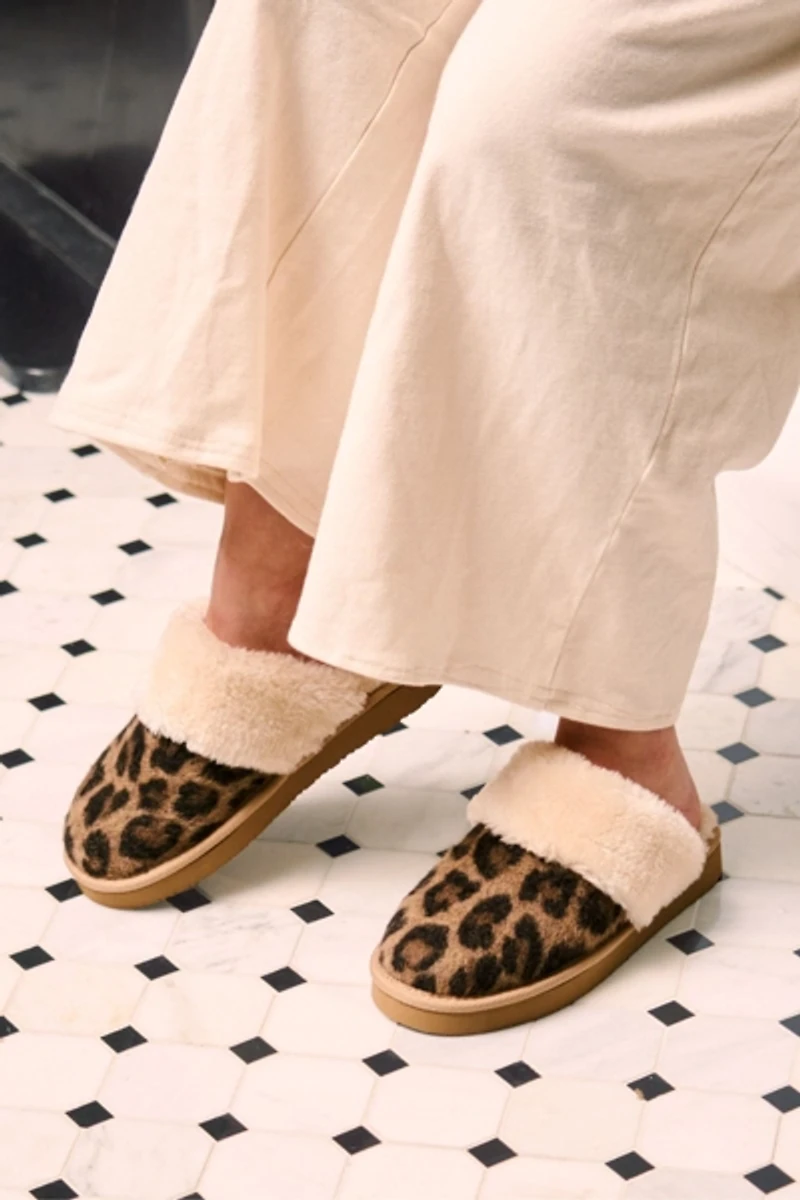 Minnetonka Chesney Leopard Print Suede Faux Fur Lined Scuff Slippers
