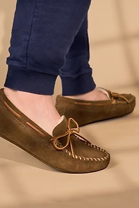 Minnetonka Suede Sheepskin Lined Softsole Slipper