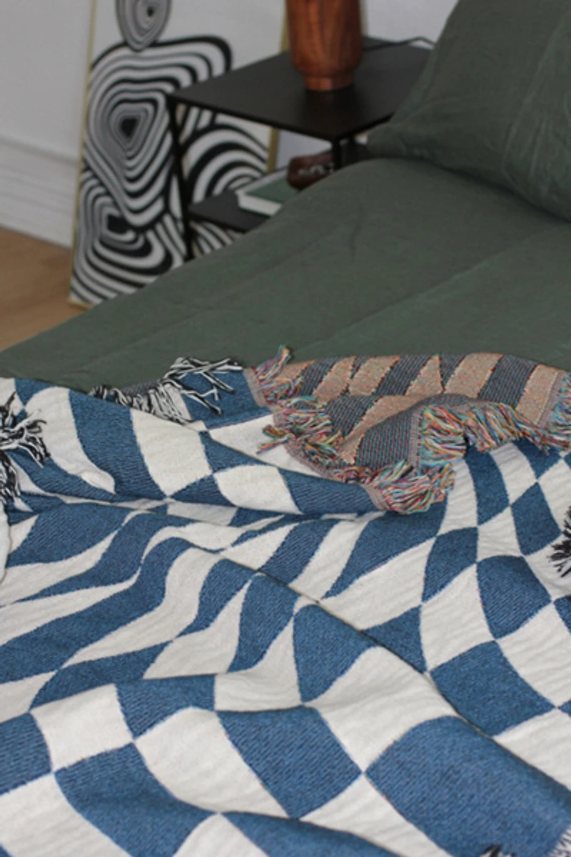 Clr Shop Groovy Grid Woven Throw Blanket