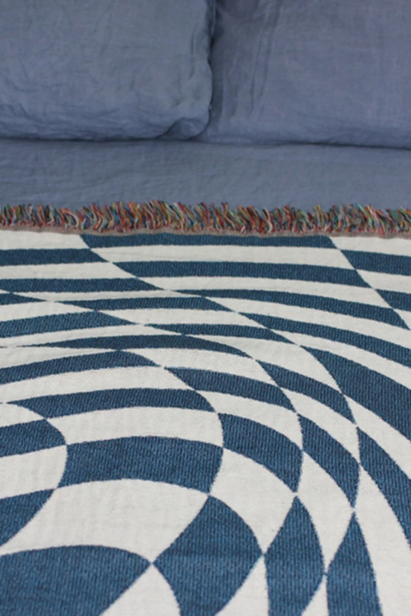 Clr Shop Groovy Grid Woven Throw Blanket