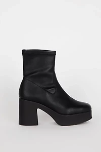 Intentionally Blank Marlowe Platform Boot
