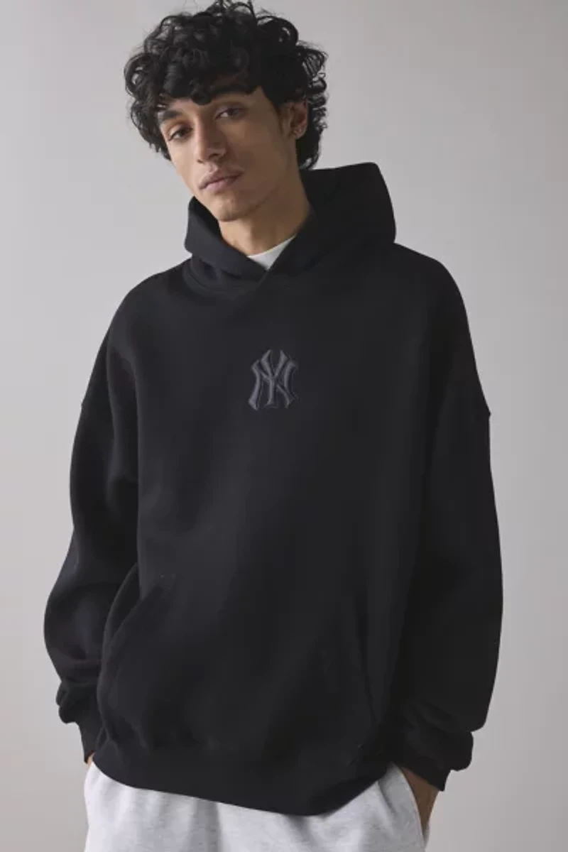 Pro Standard UO MLB Exclusive New York Yankees Logo Hoodie Sweatshirt