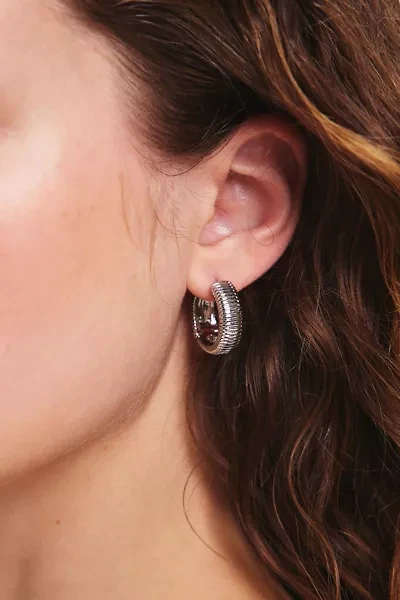 Ribbed Hoop Earring