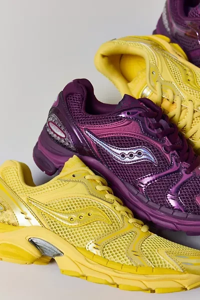 Saucony Women's ProGrid Triumph 4 Sneaker