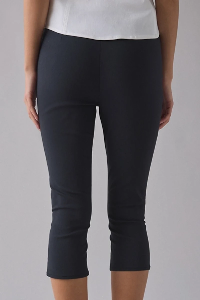 Kimchi Blue Ellie Mid-Rise Stretch Capri Pant