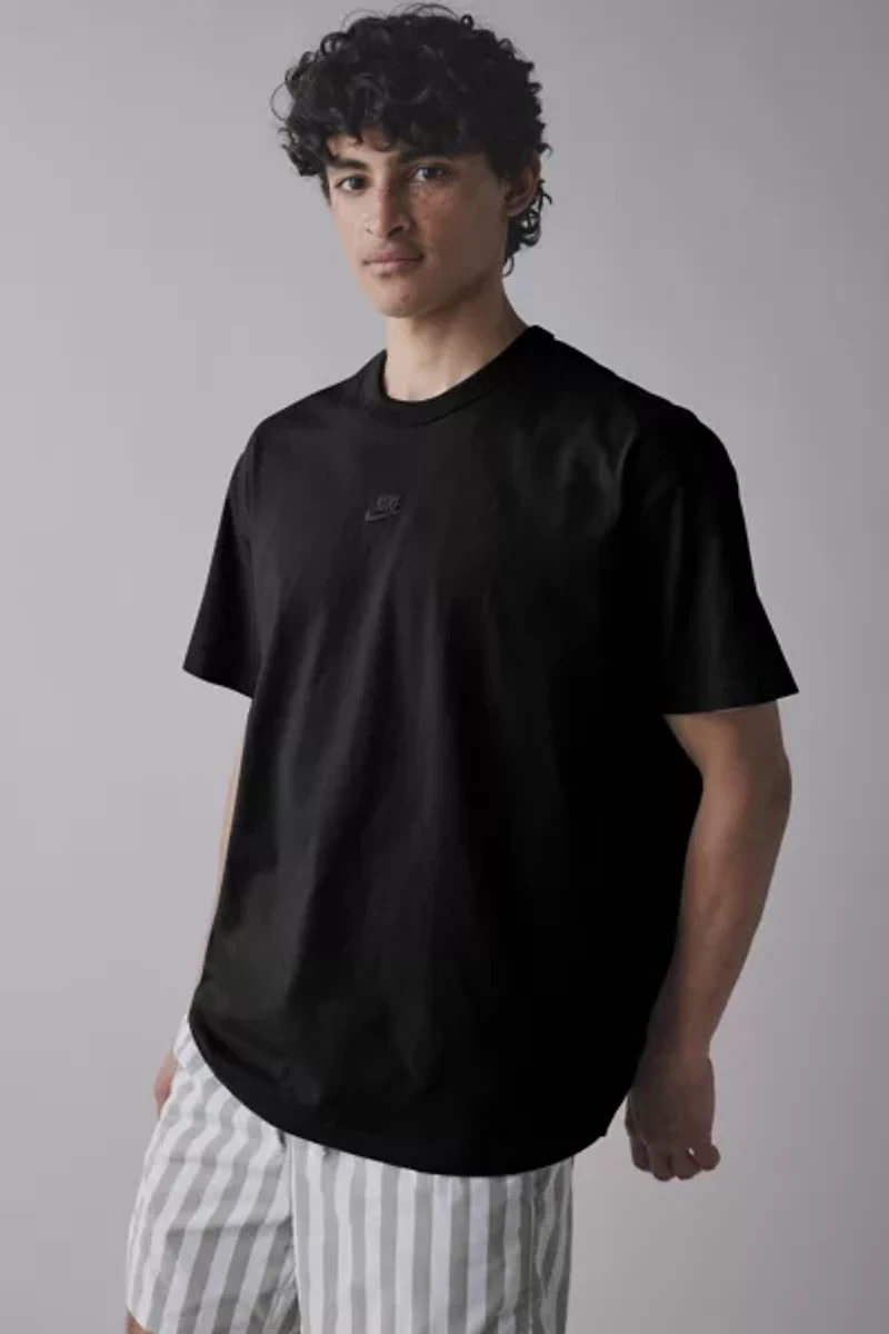 Nike Sportswear Premium Essential Logo Tee