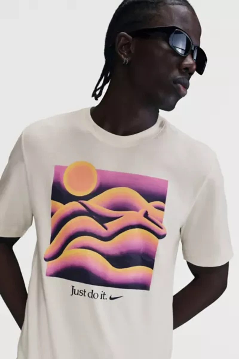 Nike Sportswear Graphic Tee