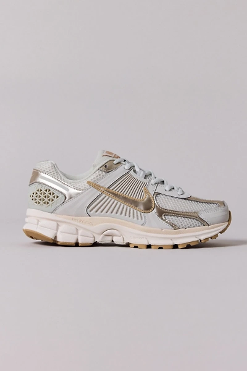 Nike Women's Zoom Vomero 5 Sneaker