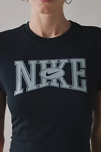 Nike Sportswear Graphic Slim Cropped Tee